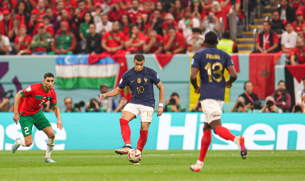  姆巴佩梅开二度助巴黎登顶积分榜  