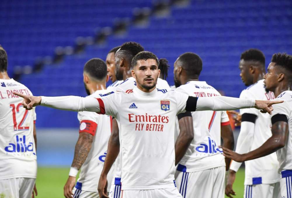  法甲老牌劲旅圣埃蒂安降级，球迷场外抗议痛哭  